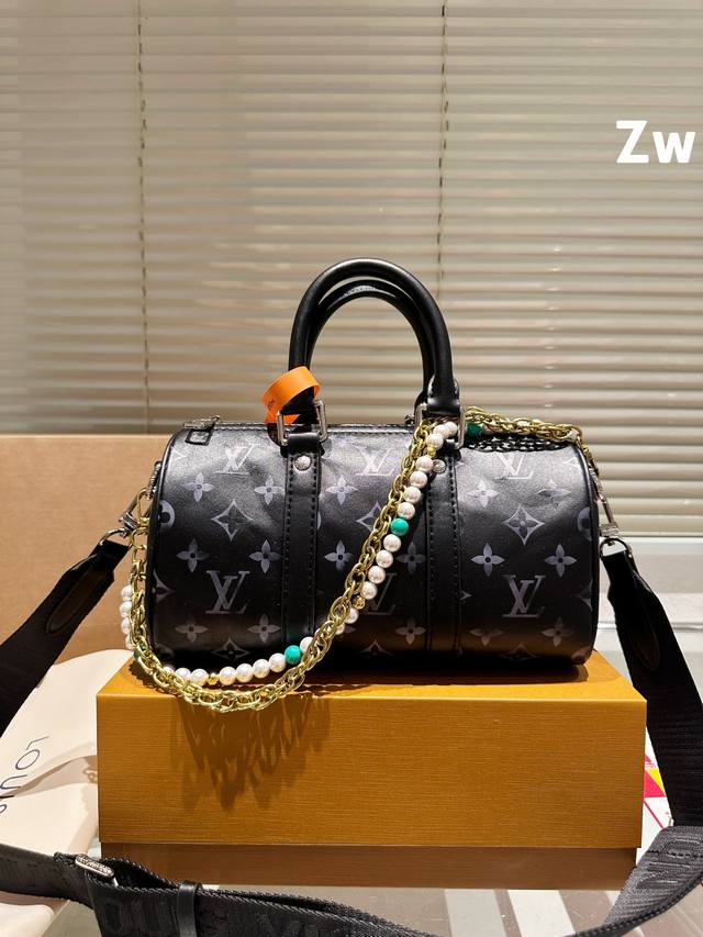 男帅女飒！！Lv Keepall25 路易威登 Keepall 25 蓝色老花有辨识度又低调 City的行李牌整个包包有不单调 尼龙宽肩带 上身也不勒肩膀 尺寸