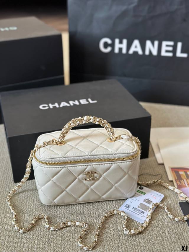 Chanel 盒子包 慵懒随性又好背 上身满满的惊喜 高级慵懒又随性 彻底心动的一只 Size：18 10Cm