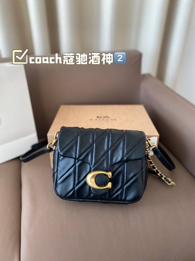 配折叠盒子 蔻驰酒神 Coach 2024秋季秀款图就一眼爱上了这款 Square Tabby 新季手袋致敬纽约这座灵感之城 Square Tabby延续了绗缝