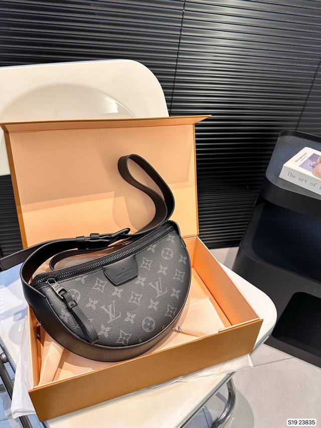 配折叠盒子lv Moon Crossbody 手袋以 Monogram Eclipse 涂层帆布搭配皮革饰边和肩带，考究俊逸气息不言而喻。半月形轮廓方便前后斜挎