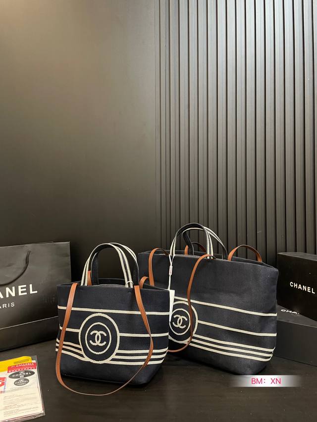 小号 大号 Chanel 新款香奈儿牛仔沙滩包购物袋 Chanel沙滩包每年都会出新的款 跟老款不同的logo装饰更加高端大气 容量超级可妈咪包 简约休闲的设计