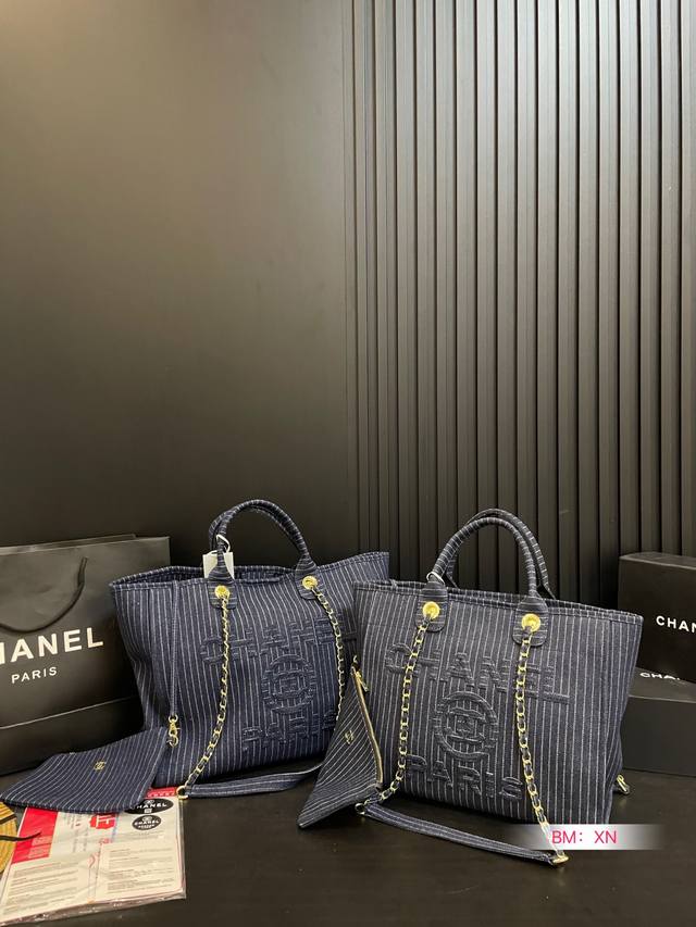 小号 大号 Chanel 新款香奈儿牛仔沙滩包购物袋 Chanel沙滩包每年都会出新的款 跟老款不同的logo装饰更加高端大气 容量超级可妈咪包 简约休闲的设计