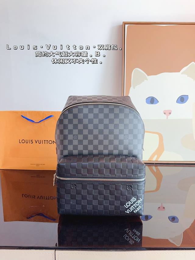 Lv Discovery 双肩包 男生日常休闲搭配的理想选择～ 实用又百搭，小小的身体大大的空间 非常适合放随身物品~ 面料耐磨耐刮蹭，适合男生大大咧咧的性格尺