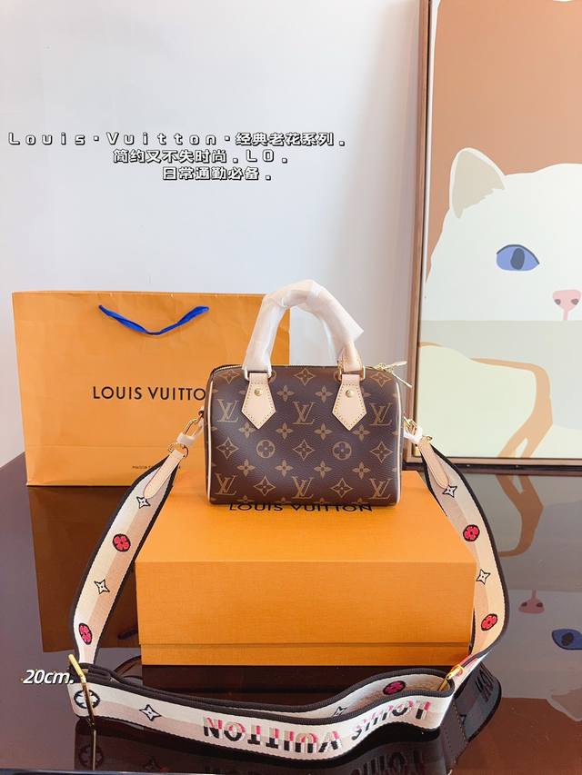 配礼盒. Lv Speedy 枕头包 这款retiro 手袋以标志性的lv老花面料制成，搭配奢华的变色牛皮饰边，经典永恒。优雅低调的外形设计和宽敞的包 全包对花