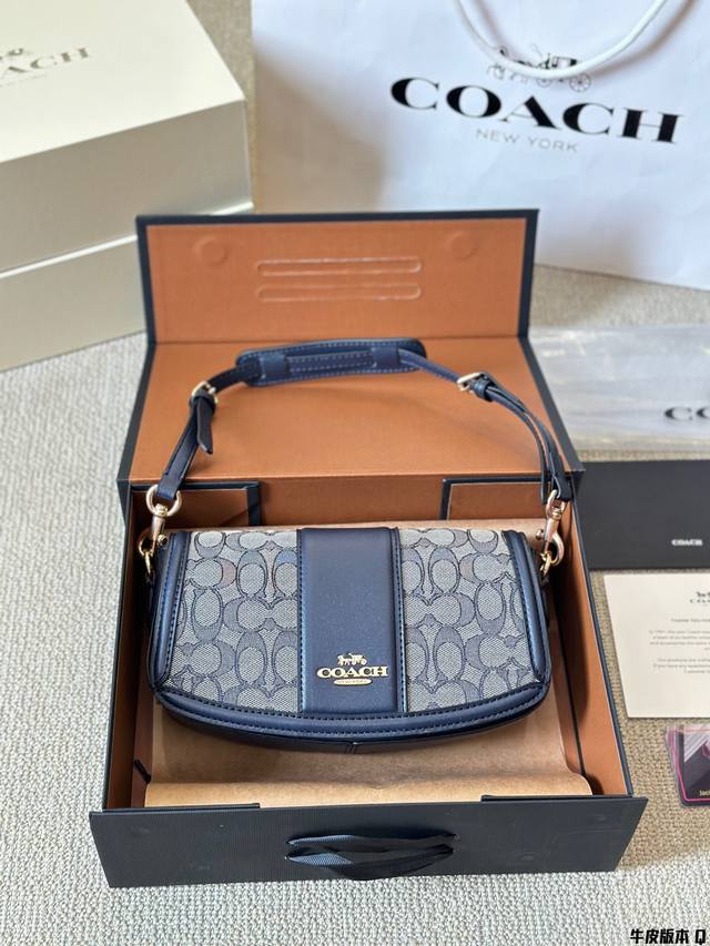 牛皮版本 Coach Andrea Shoulderbag 浪漫萦绕，定格心动。Andrea 肩背包包揽满分心意，提花织物经典印花与深邃午夜蓝色相村，自成瞩目焦