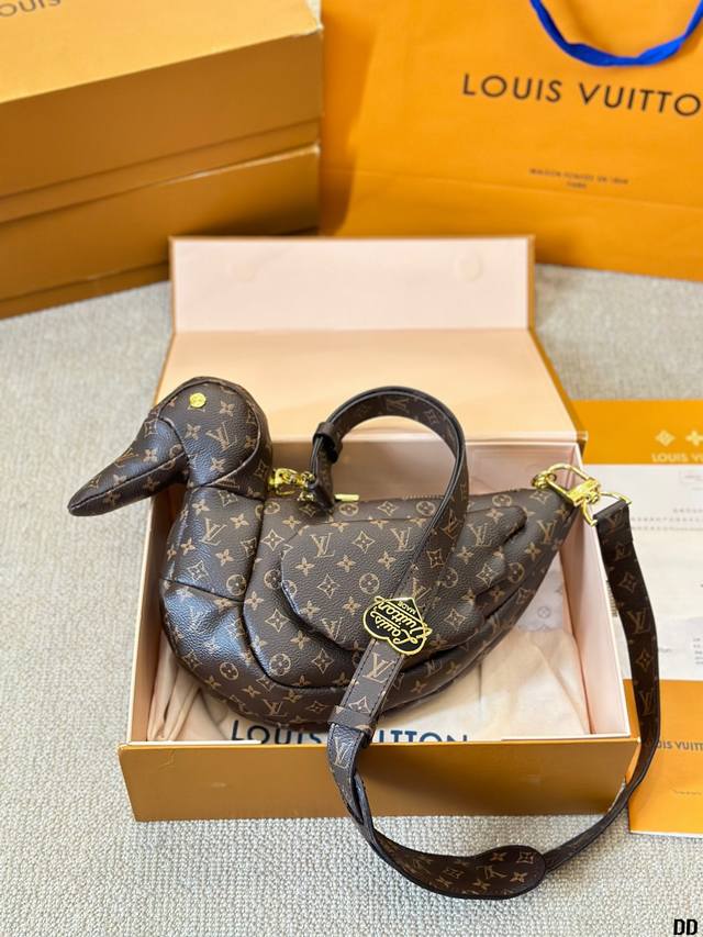 Lv & Nigo鸭子包包duck Bag 手袋 M45990 Louis Vuitton 路易威登lv鸭子包包 日本设计师 Nigo 借用街头艺术的标志性动物