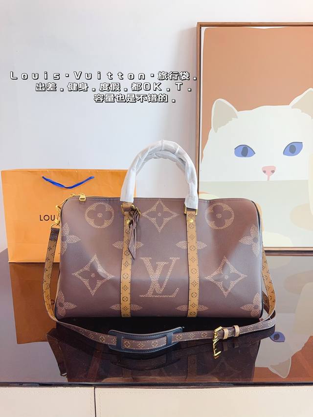 Lv 路易威登联名款keepall 斜跨包旅行包 一只帅气能装的旅行袋 时尚爆发款火热来袭 经典设计大气可观男女通用款 包包采用原版皮质 超级厚实 耐磨 耐用原