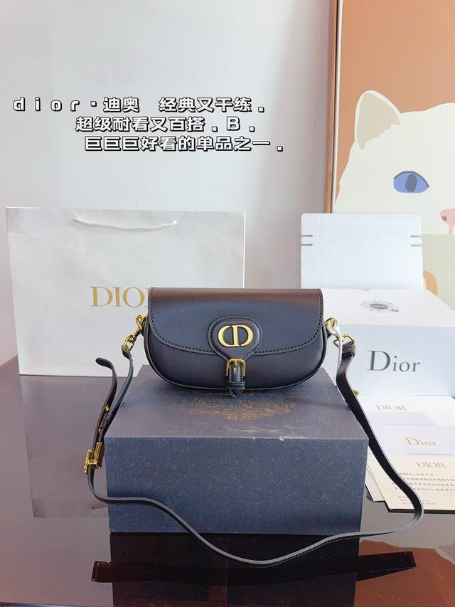 配礼盒 迪奥 Dior 爆款来袭 Bobby马鞍包小小一只，简洁复古半月包型老花设计，耐用耐脏，好看不过时轻便时尚，受人喜爱是理所当然赶紧来拥有这款宝藏小包包尺