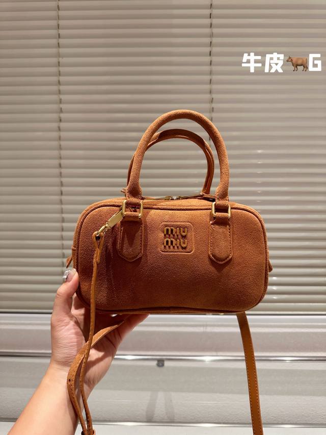 头层牛皮 Miumiu限定款相机包 简单又好看 Miumiu而且超级实用， #Miumiu新款包包 尺寸23 12Cm