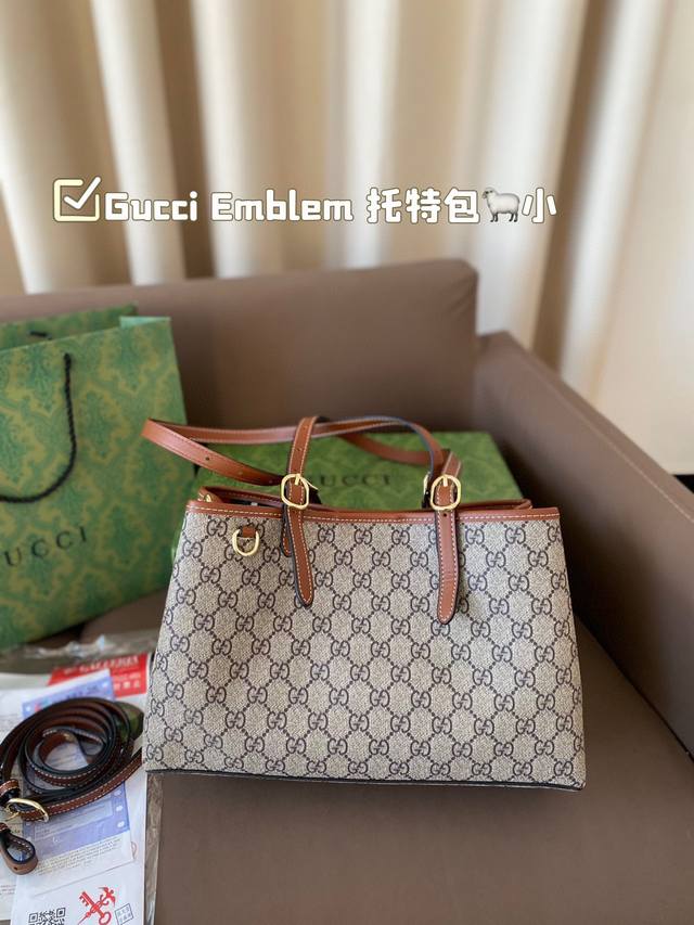 小号 Gucci Emblem 系列 Tote 新品首发收纳党大爱大包有隔层新款的emblem首发，这是一款比较大的托特，肩带两侧是可以调节的，内衬是经典的gu