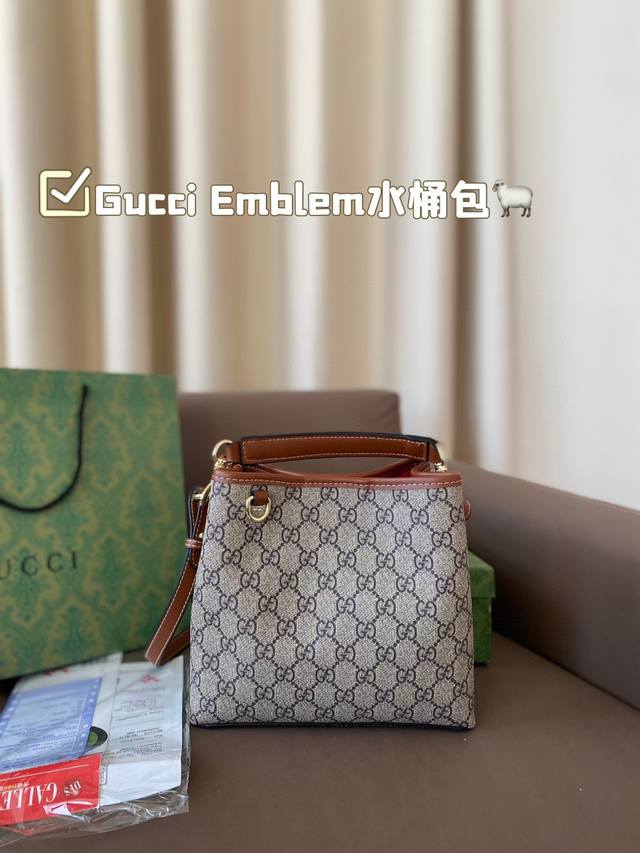 礼盒包装 Gucci Emblem 系列 Tote 新品首发收纳党大爱大包有隔层新款的emblem首发，这是一款比较大的托特，肩带两侧是可以调节的，内衬是经典的