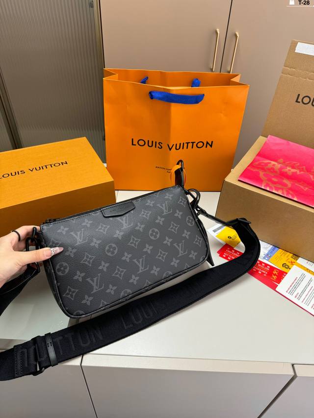 Lv Pochette Accessoire 麻将包 充裕拉链主隔层和内袋实现有序收纳 可拆卸并调节的织物肩带实现肩背和斜挎 T-28尺寸28.9.16折叠盒飞