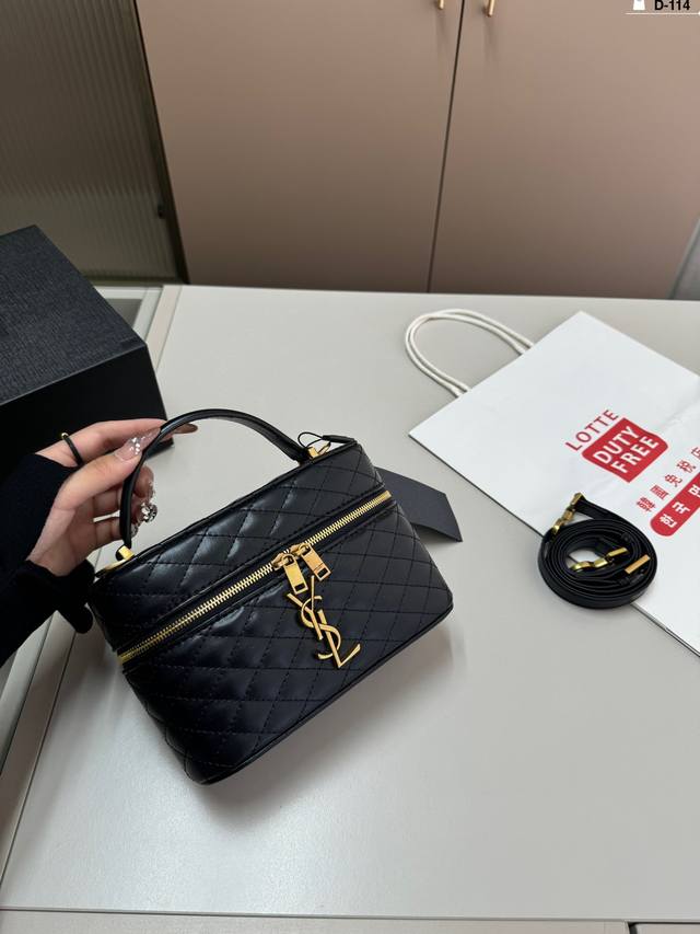 Ysl 圣罗兰精致女神推荐入手呦 美貌与实用并存 内里隔层方便收纳 出行必备化妆包收纳包 D-114尺寸17.7.11折叠盒