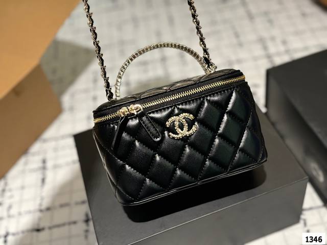 折叠礼盒包装 Chanel 新品 高级镶钻手柄 盒子包 化妆包 小箱子 最近的盒子包系列真的好火，小盒子当然是异常可爱啦。尺寸 18Cm