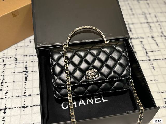 Chanel 满钻 发财包 慵懒随性又好背 上身满满的惊喜 高级慵懒又随性 彻底心动的一只 Size 20 13Cm