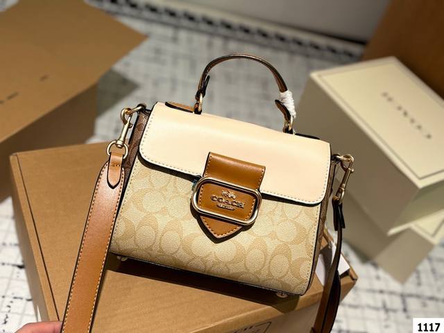 Coach 新品 手提包 Morgan 整个家族偏摩登复古的风格，有一种经典沉稳 大气的感觉又隐约个性的感觉～ 非常精致又高级质感，非常适合秋冬季节搭配风衣和大