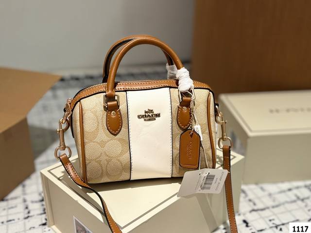 Coach Mini Rowan新款 蔻驰原单 枕头包，Ykk原单五金搭配精致面料 做工完美百搭神器 专柜尺寸 18 13Cm 礼盒