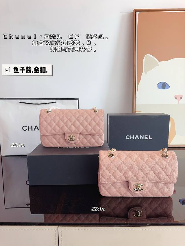 配礼盒. Chanelcf系列 Cf包香奈儿#精致女神推荐入手呦 美貌与实用并存 近年超盛行而小香这款做的超级棒 百搭休闲,职业,萌新等多种风格 材质是原版牛皮