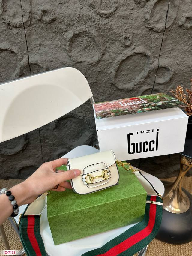 免税店全套包装 这是什么神仙小可爱？酷奇gucci 1955超级迷你什么包一旦做成废包就让人忍不住想掏钱！ 配一条宽的经典红绿色编织可调节肩带，和一条很短的装饰