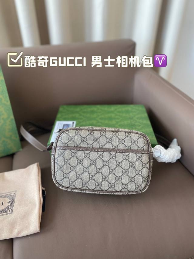 酷奇gucci 男士相机包 经典配色，彰显品牌的标志性风格！ 暗纹logo的点缀 展现品牌的时尚气息与独特魅力！ 经典款式，永不过时 让你随时散发自信风采！ 尺