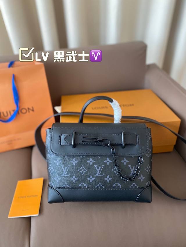 Lv 黑武士 百搭到没朋友 就是酷 时尚感超强 辦识度很高 方方正正很能装，上身也帅气 尺寸24*18