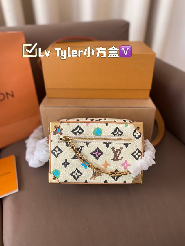 Lv Tyler小方盒 材质耐造耐磨 设计简约 包身轻便 日常造不心疼 上身酷！时髦！ 尺寸18*12