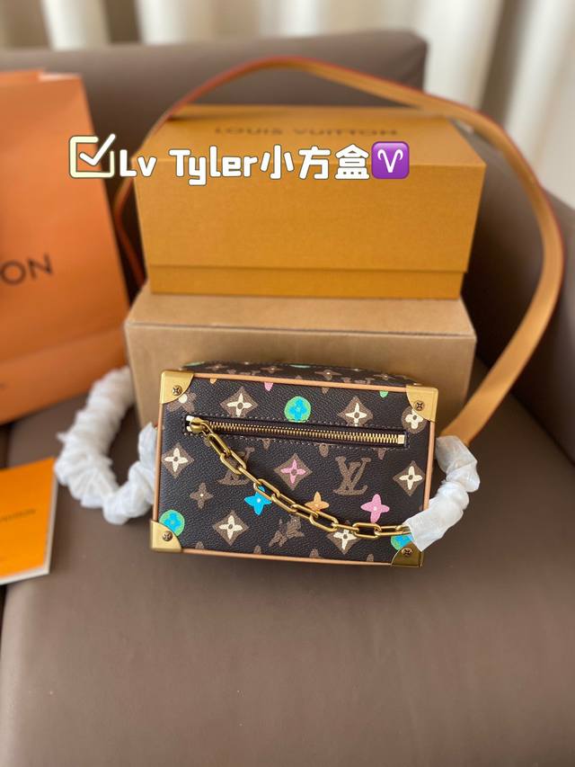 Lv Tyler小方盒 材质耐造耐磨 设计简约 包身轻便 日常造不心疼 上身酷！时髦！ 尺寸18*12