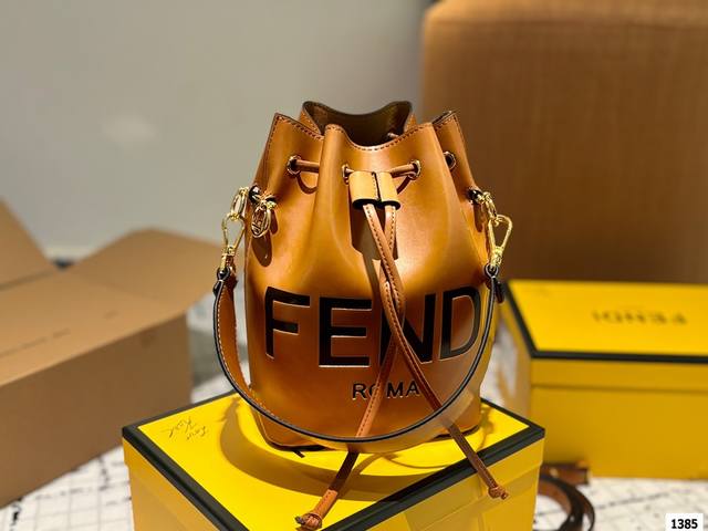 Fendi Mon Tresor芬迪水桶手袋 年米兰时装周街拍中，潮人们背的最多的包包大概就是fendi芬迪的这款水桶包了。配有抽绳和fend金属标志装饰。配一