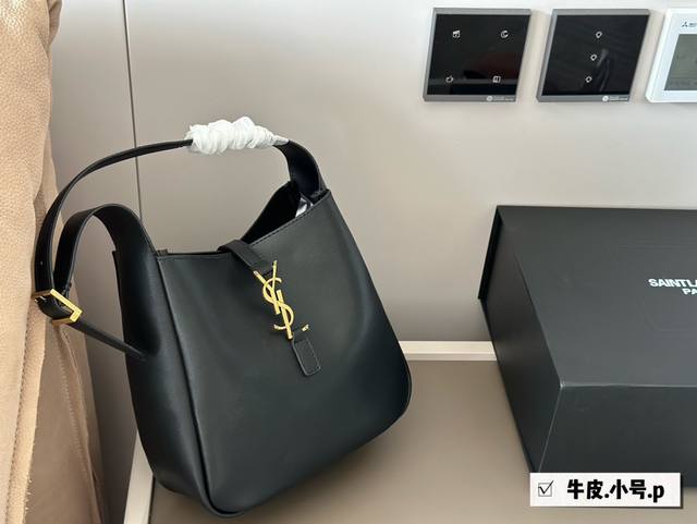 配盒 牛皮 Size： 22*21Cm 小号 谁还没拥有 Ysl Soft Hobo！大爱这款包呀 实用性超强的！ 大包就选它啦~ 牛皮的手感太ok！