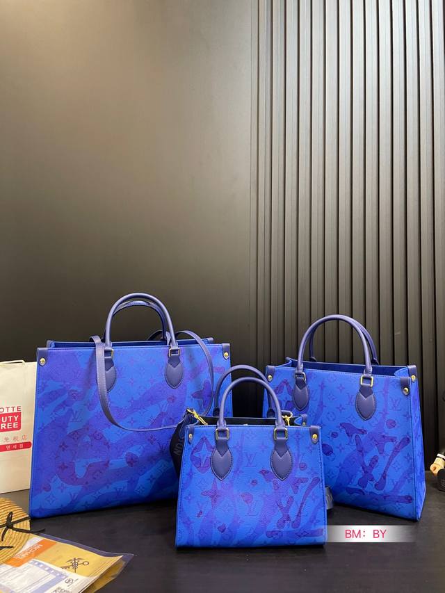 小号 中号 大号 高品质lv 限定 Onthego妈咪袋 性价比之王这是一款超赞的包型，灵感来自于恶搞lv的街头品牌，曾经的曾经，Louis Vll Litto