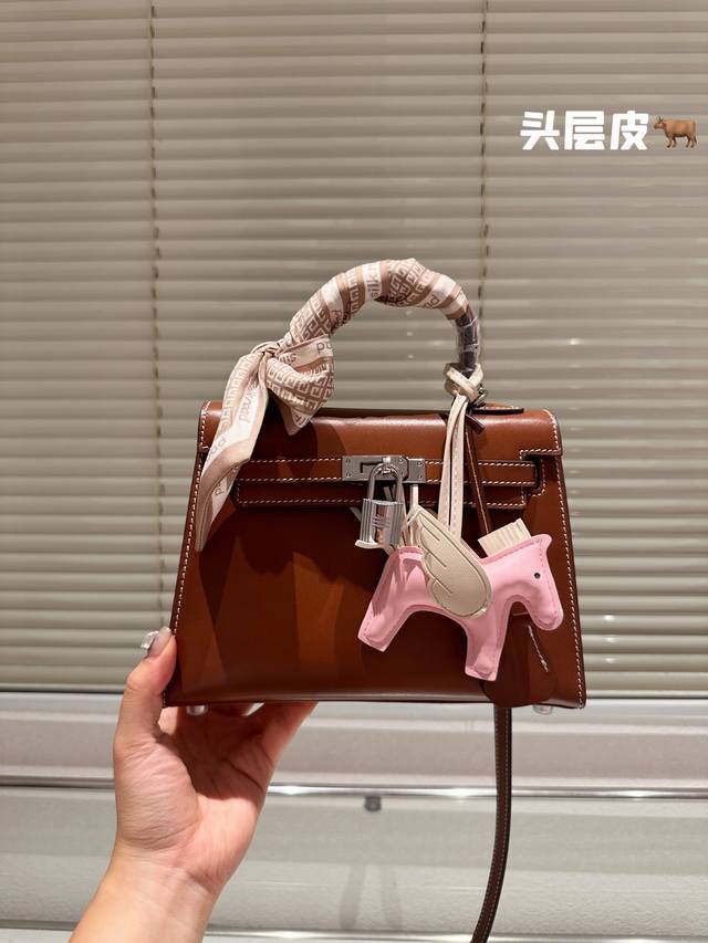 头层牛皮 Hermès 爱马仕 凯莉包 高端质量 专柜最新款进口荔枝纹 明星同款 原版质量 ，Hermès每个女孩的必备品 尺寸：22 15Cm