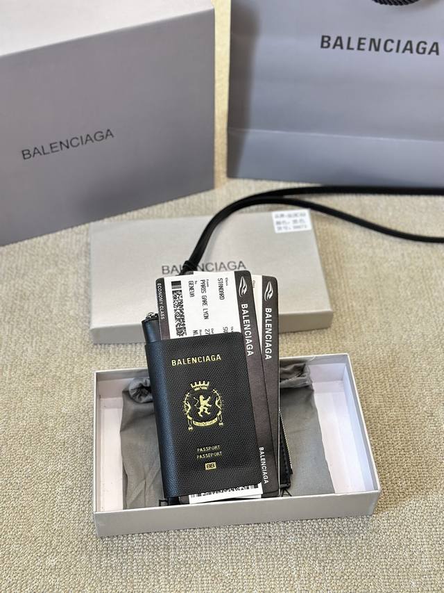 钱包 Balenciaga 24Ss钱包护照夹分不清楚balenciaga又来搞事了 2024Ss秀场上单品一个比一个会来事 回 这款单品，以为护照夹，其实是款