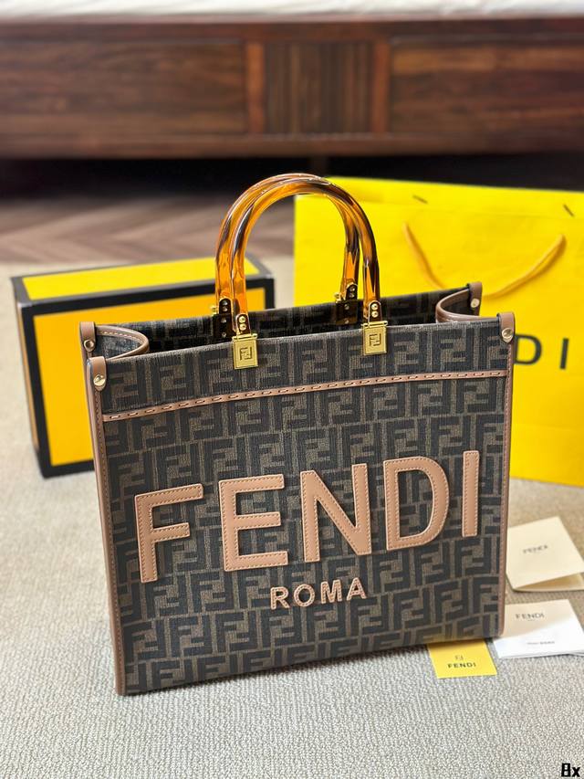 牛皮版本 尺寸：大号35 30Cm F家 Fendi Peekabo 购物袋 经典的tote造型！托特包