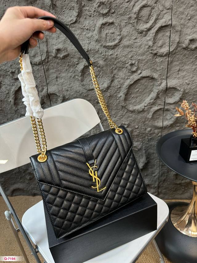 配折叠盒 Ysl圣罗兰 链条包 Kate Chain And Tasselbagn Textured Leather 最新最佳最实用的！ 这个系列最核心的设计便