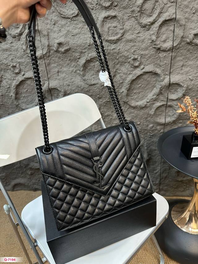 配折叠盒 Ysl圣罗兰 链条包 Kate Chain And Tasselbagn Textured Leather 最新最佳最实用的！ 这个系列最核心的设计便