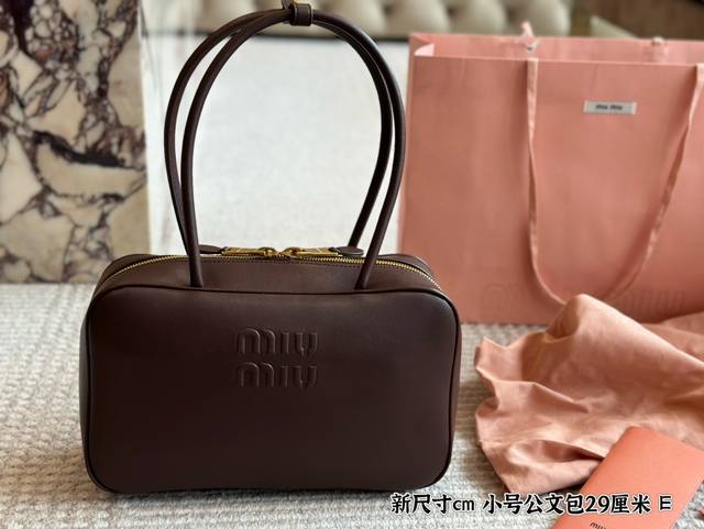 新尺寸 Size：29 18Cm 小号 Miumiu保龄球 公文包 对版面料 皮质光滑细腻柔软， 棉质缎面衬里。 背起来都很nice 哦 可手拎也可斜挎！ 出场