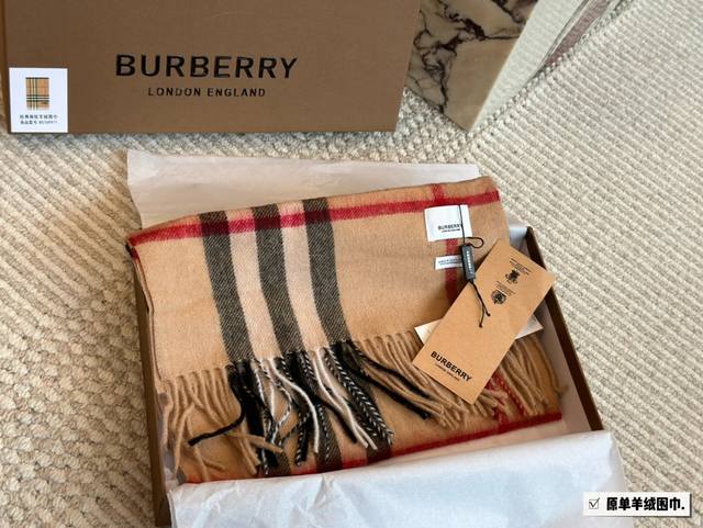 配盒 极品 Burberry经典围巾 真材实料！ 大格子经典图案！ 同样适合男士哦！很绅士！ 上身效果气场非常强大 手感柔软成色有质感， 规格:95%羊毛＋5%