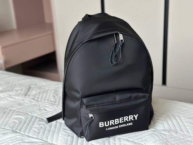 Bur双肩包 这款背包以标志性burberry Trench风衣的独创面料作为灵感来源， 采用与棉质嘎巴甸同为密织结构的柔韧尼龙材质制成。尺寸：30*40Cm