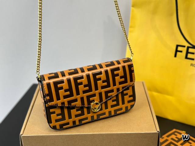 配盒 Size：22*11Cm F家 Fendi 三件套！ 它的优点 便宜，好看，耐操，体积小，容量大。 还可以放到其他包包里，又不占地方，