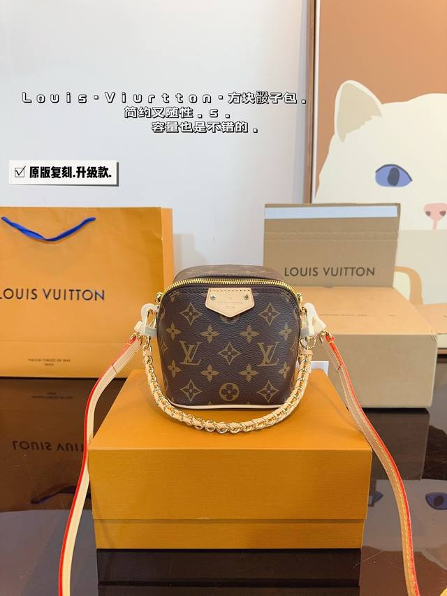 配礼盒 Lv 走秀款骰子包 也可叫做 方块包 New Square Bag 此款 可拎 可挎容量大 不得不说盒子包真的是lv 最有创意之作 尺寸：14*10*1