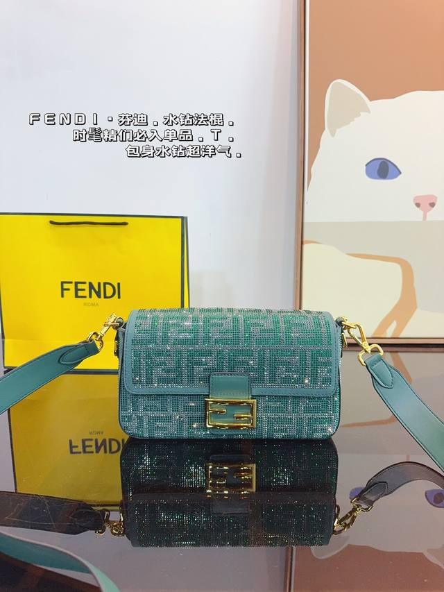 Fendi 芬迪 新品全幅饰 可手提斜挎包，Ss23Fendi Baguette强势回归，标志性的baguette手袋采用翻盖设计，配有ff磁扣开合。配有可拆卸