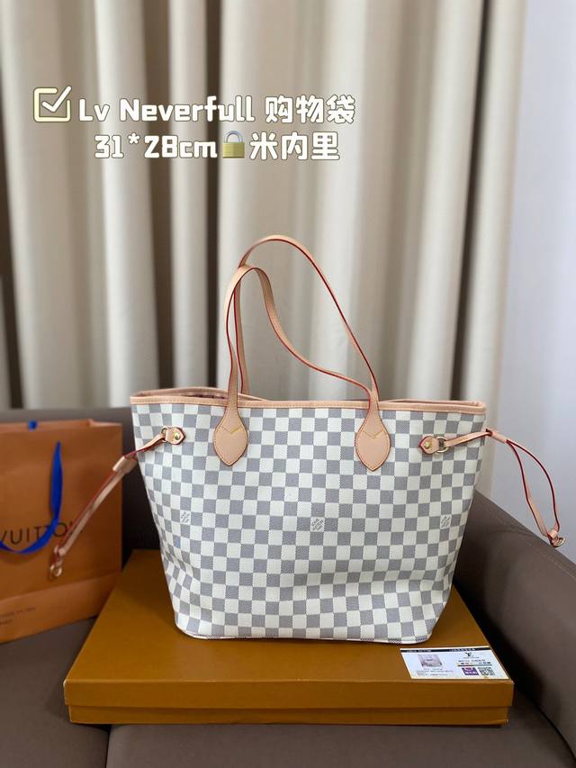 Lv购物袋neverfull 超级酷 太爱啦 购物袋届的天花板 被它的颜值惊艳到啦 简约大气 时髦感十足 尺寸31*28