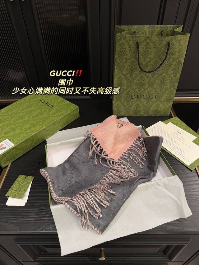 配盒 酷奇 Gucci 围巾 山羊绒提花围巾 粉灰色双面披肩，既满足少女心又不失高级感 面料很厚实，秋天可以顶一件外套了！ 姐妹们披上就千金大小姐！快冲！！