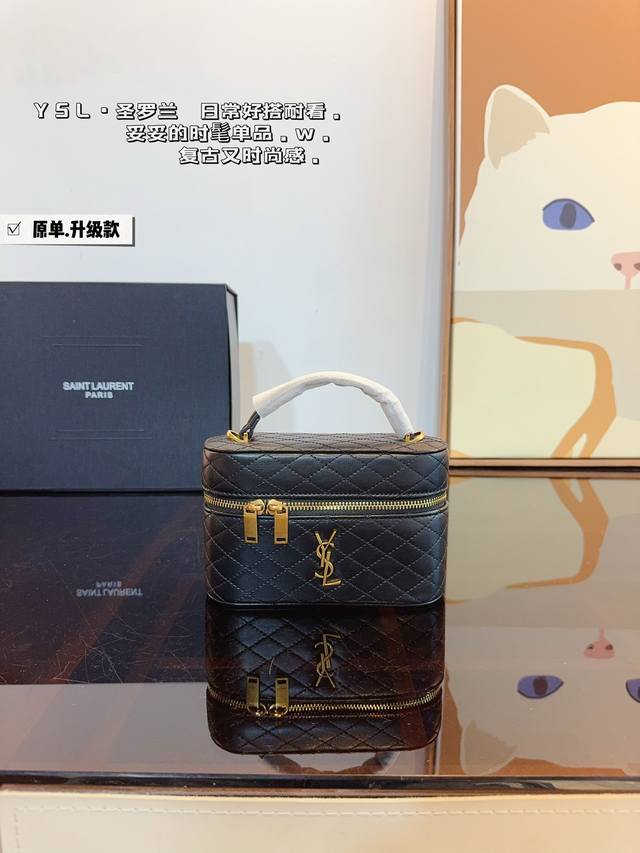 配礼盒. 圣罗兰.Ysl 新款 箱子化妆包 超火爆时尚单品 高版本 做工精细 进口五金 让你无论是夏天还是冬天都能背上它出门 是不是性价比超级高 随便凹造型都是