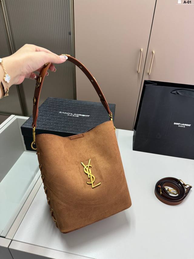 圣罗兰ysl Le37水桶包 徽章手提极简风格 时尚大气 时髦毫不费力 任何风格轻松驾驭 A-01尺寸18.12.23配盒