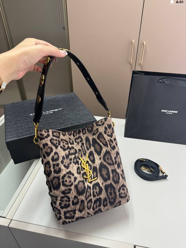 圣罗兰ysl Le37水桶包 徽章手提极简风格 时尚大气 时髦毫不费力 任何风格轻松驾驭 A-01尺寸18.12.23配盒