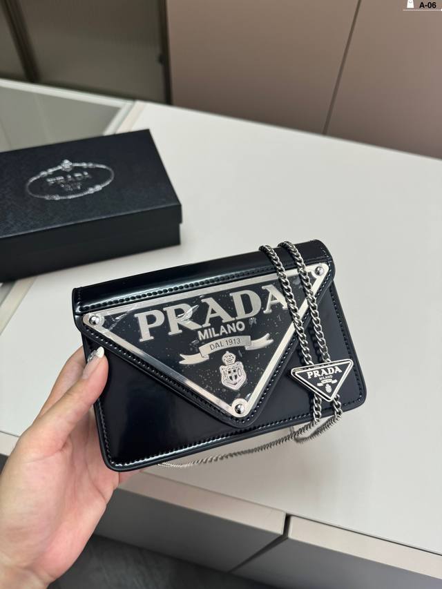 Prada 三角形徽标最初装点于mario Prada设计的旅行箱 赋予包身一抹鲜明的摩登格调 A-06尺寸15.4.9配盒