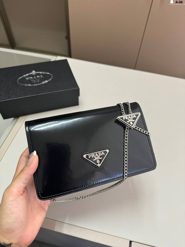 Prada Femme系列 线条笔直硬朗信封包款 搭配三角标 无论是搭配西装还是牛仔裤都十分好看呢！ A-06尺寸17.5.10配盒