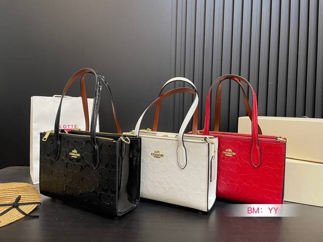 配折叠礼盒 Coach 蔻驰8月新款 Nina Carryall 大容量、新包型！开放式设计 拿取更方便，两边拉锁更安全 就是能“装” 尺寸：25*16