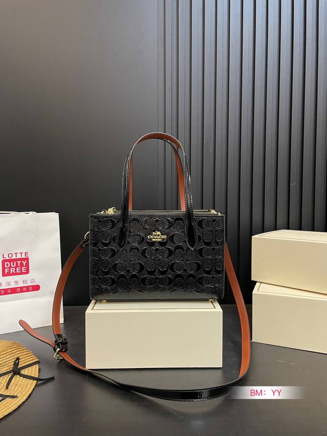 配折叠礼盒 Coach 蔻驰8月新款 Nina Carryall 大容量、新包型！开放式设计 拿取更方便，两边拉锁更安全 就是能“装” 尺寸：25*16